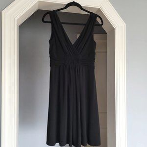 WHITE HOUSE BLACK MARKET GATHERED V-NECK SLEEVELESS BLACK DRESS SIZE 6